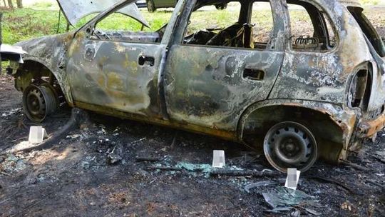 Ludzkie szczątki w spalonym samochodzie