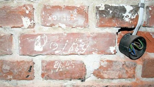 Ludzkie tragedie wyryte w murach dawnego więzienia. Odkryto je przypadkiem podczas remontu