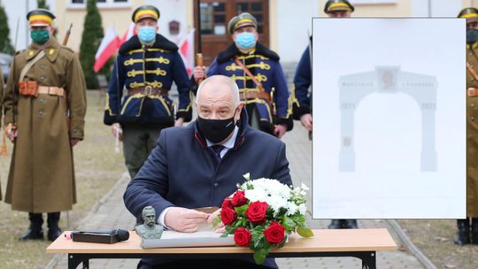 Łuk triumfalny w Tomaszowie Lubelskim za pieniądze spółek Skarbu Państwa 