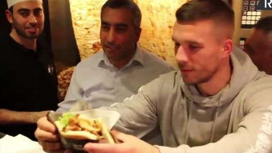 Lukas Podolski otworzył restaurację z kebabami. Tłumy na otwarciu [wideo]