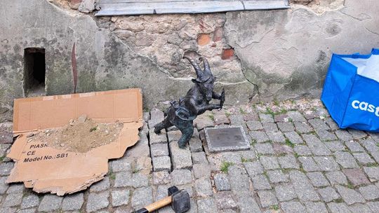 Łukasz wrócił na swoje miejsce. Wandal zgłosił się do fundacji Łukasz wrócił na swoje miejsce. Wandal zgłosił się do fundacji