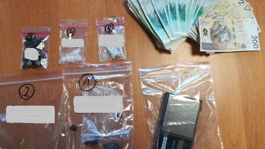 Łuków: Haszysz i amfetamina u 23-latka. Policjanci znaleźli też pieniądze