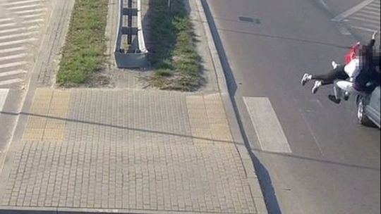 Łuków: Kierowca wjechał w nastolatki na przejściu. Wypadek nagrał monitoring [wideo]
