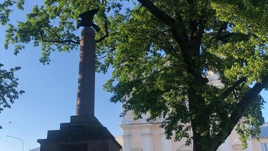 Łuków: Nowy krzyż i pomnik. Jak zmieni się plac Narutowicza?