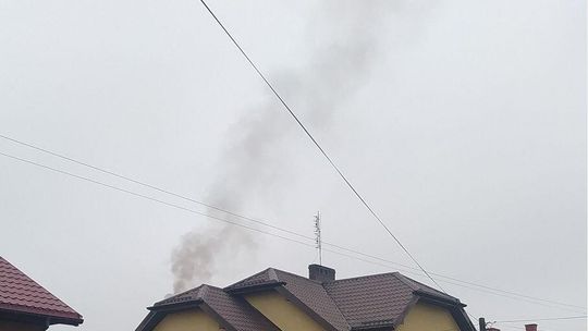 Łuków: Skargi na spalanie śmieci w piecach. Urzędnicy sprawdzili