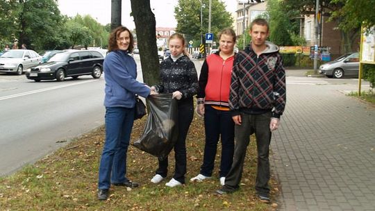 Łuków: Uczniowie i nauczyciele wzięli udział w \"Sprzątaniu świata\"