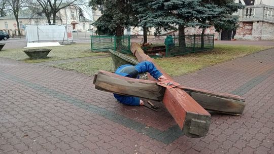 Łuków: Wichura powaliła krzyż. Postawią nowy