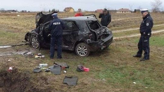 Łukówiec:  Czołowe zderzenie dwóch aut i dachowanie (zdjęcia)