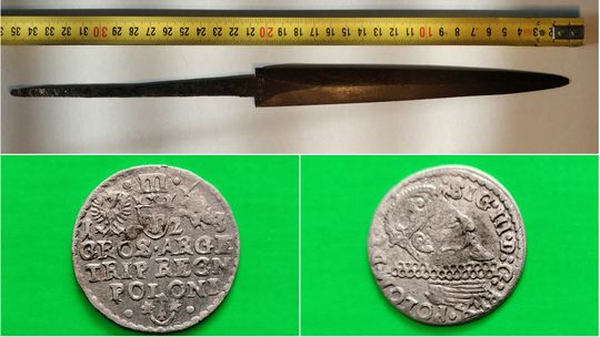 Łuski, medaliki, guziki, a wśród nich stara moneta