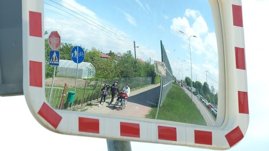 Lustra drogowe chronią rowerzystów na ścieżce rowerowej w Świdniku