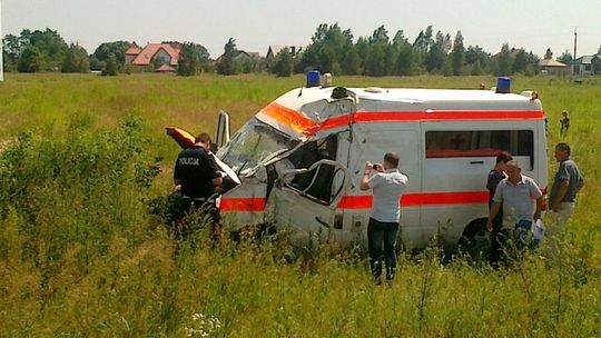 Łuszczów: Karetka na poboczu. Kierowca ranny