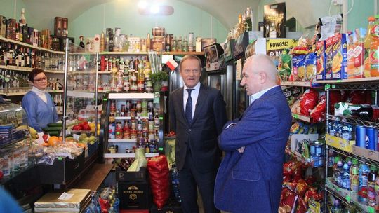 Luźna rozmowa o inflacji i wnukach w Vitamince. Donald Tusk dostał coś od pana Wiesława