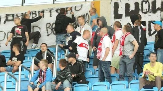 „Lwów odzyskamy”. Mężczyźni skazani za antyukraiński transparent na stadionie