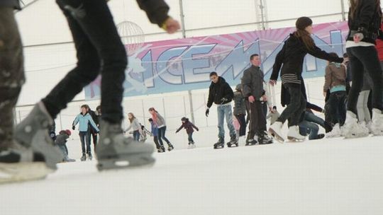 Łyżwiarze o lodowisku Icemania: Lód jest lepszy