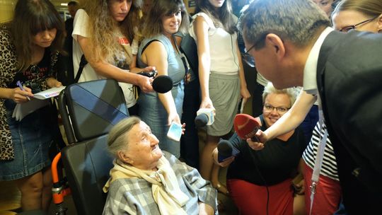 Ma 105 lat i operację za sobą. Lekarz: Spotkanie z chorą było wzruszające