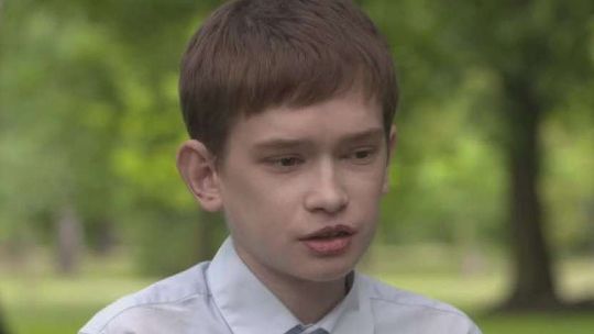 Ma 25 lat a wygląda jak 12-letni chłopiec. "To takie więzienie, w którym od lat tkwię"