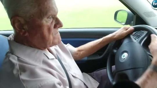 Ma 89 lat i właśnie zdał egzamin na prawo jazdy. Wcześniej stracił je za zbyt szybką jazdę