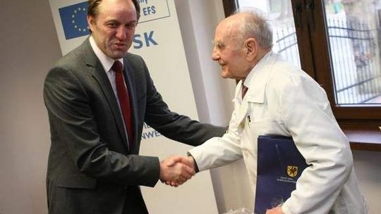 Ma 92 lata i nadal leczy ludzi. Doktor wyróżniony