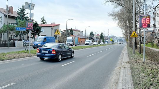 Ma być bezpieczniej. Azyle, wyświetlacze prędkości i dodatkowe latarnie przy przejściach dla pieszych
