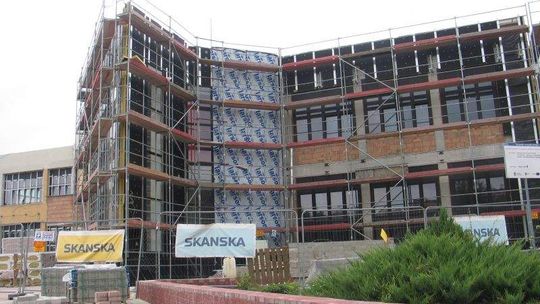 Ma być nowocześnie, przestronnie i kolorowo. Trwa budowa siedziby biblioteki w Chełmie