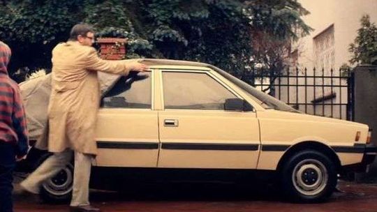 Ma poloneza, który wygląda jakby właśnie wyjechał z fabryki. "Poldżer" w reklamie banku