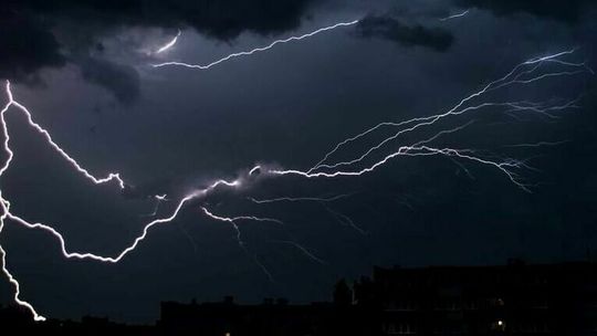Ma się zacząć o godzinie 15. Nad lubelskie nadciągają potężne burze