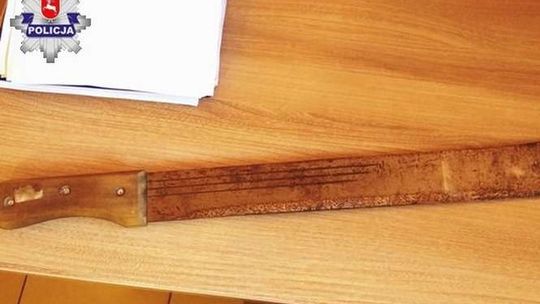 Machał maczetą i groził bratu, że go zabije