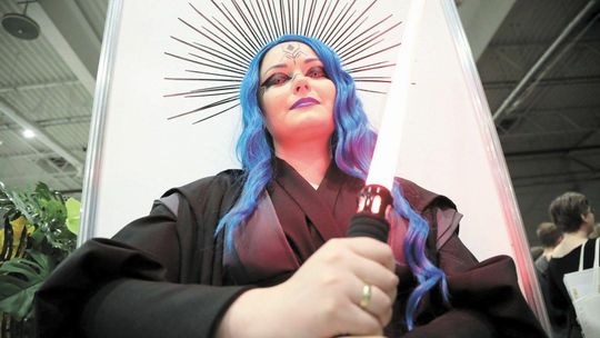 Macki z kulą ognia z marketu i malowane trytytki. To czasochłonne hobby, ale nie musi być kosztowne