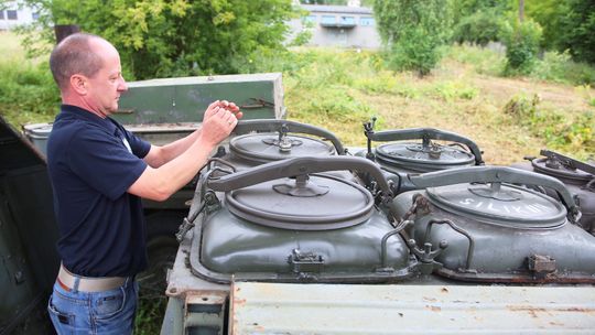 Magazyn AMW w Kraśniku. Do kupienia m.in. kombinezony lotnicze, latarki, honkery i stary