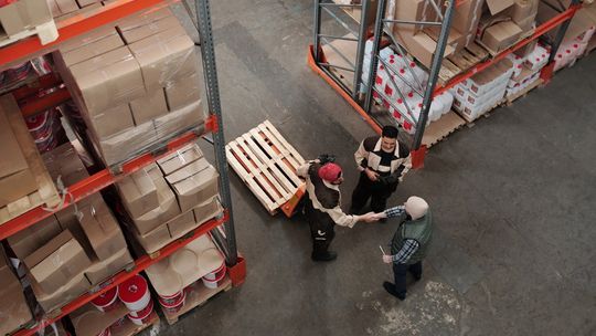 Magazyn wielopoziomowy w praktyce: Wyzwania i technologie transportu pionowego