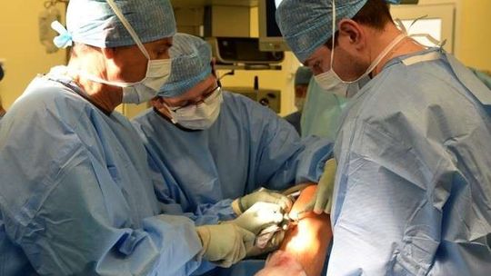 „Magik skalpela” operuje pacjentów w Łęcznej