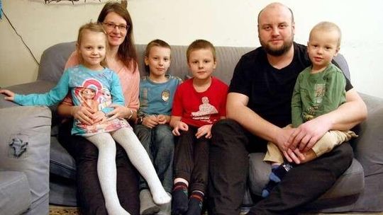 Mają czwórkę dzieci i utrzymują się tylko z pensji męża. "500+ to ogromna pomoc"