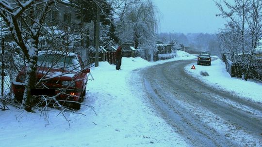 Mają dosyć wypadków, chcą blokować drogę. \"25 razy naprawiałem ogrodzenie\"