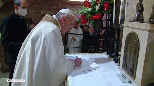 "Mają prawo mieć rodzinę". Papież Franciszek poparł związki partnerskie par homoseksualnych