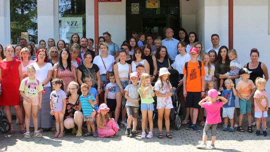 Mają wakacje, ale przyszli do szkoły. To protest 