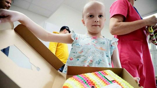 Mają wywołać uśmiech na twarzach. "Czapki od serca" przekazane dla małych pacjentów 