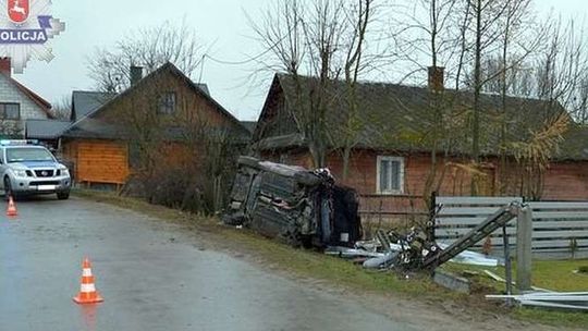 Majdan Wielki: Kierowca wjechał w ogrodzenie i słup