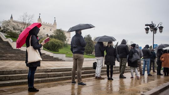 Majówka w kolejce po szczepionkę. To nie koniec akcji na placu Zamkowym