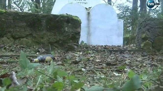 Makabryczne odkrycie na cmentarzu żydowskim w Ożarowie