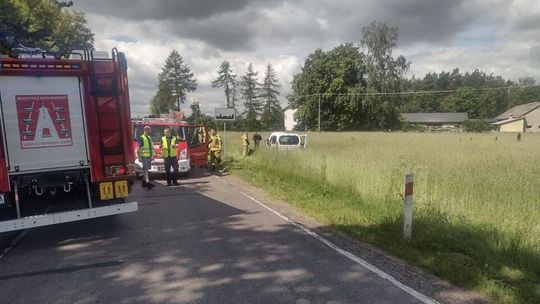 Makabryczny wypadek. Element sprzętu rolniczego wbił się w szybę auta i zabił kobietę