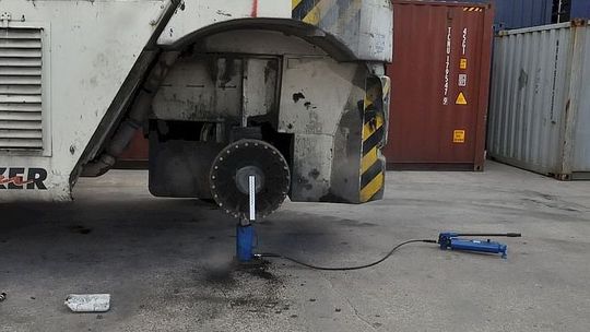 Makabryczny wypadek przy pracy. Z maszyny zerwało się koło i zabiło pracownika