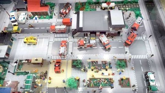 Makieta PRL i zburzenie Muru Berlińskiego zbudowane z klocków LEGO. Wystawa już w Lublinie