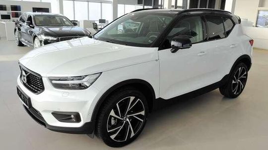 Makijaż, kawa i nowe volvo XC 40