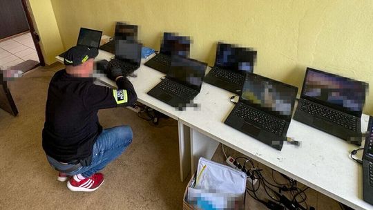 Mała dziewczynka wpadła do rwącej rzeki 