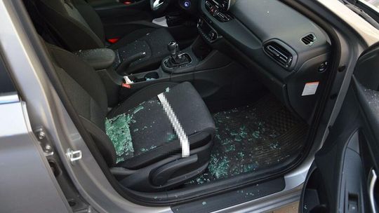 Mała dziewczynka zamknięta w nagrzanym samochodzie. Rodzice byli na zakupach