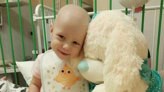 Mała Hania z Cycowa walczy o życie. "Od celu oddalają nas tylko lub aż pieniądze"