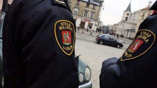 Mała kolejka po mundury strażników miejskich