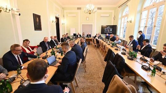 Małe i średnie firmy nie będą musiały korzystać z KSeF? Projekt trafił do sejmu