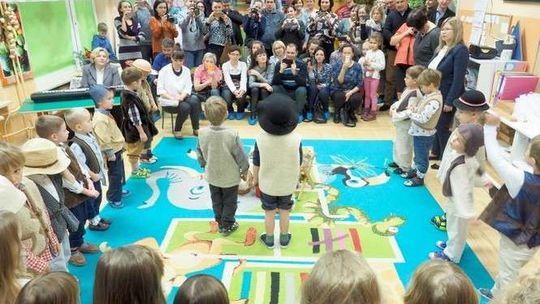 Małe jasełka. Przedszkolaki śpiewają kolędy, rodzice biją brawo