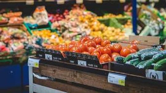 Małe sklepy znikają, ale z pomocą przyjeżdżają te na kołach